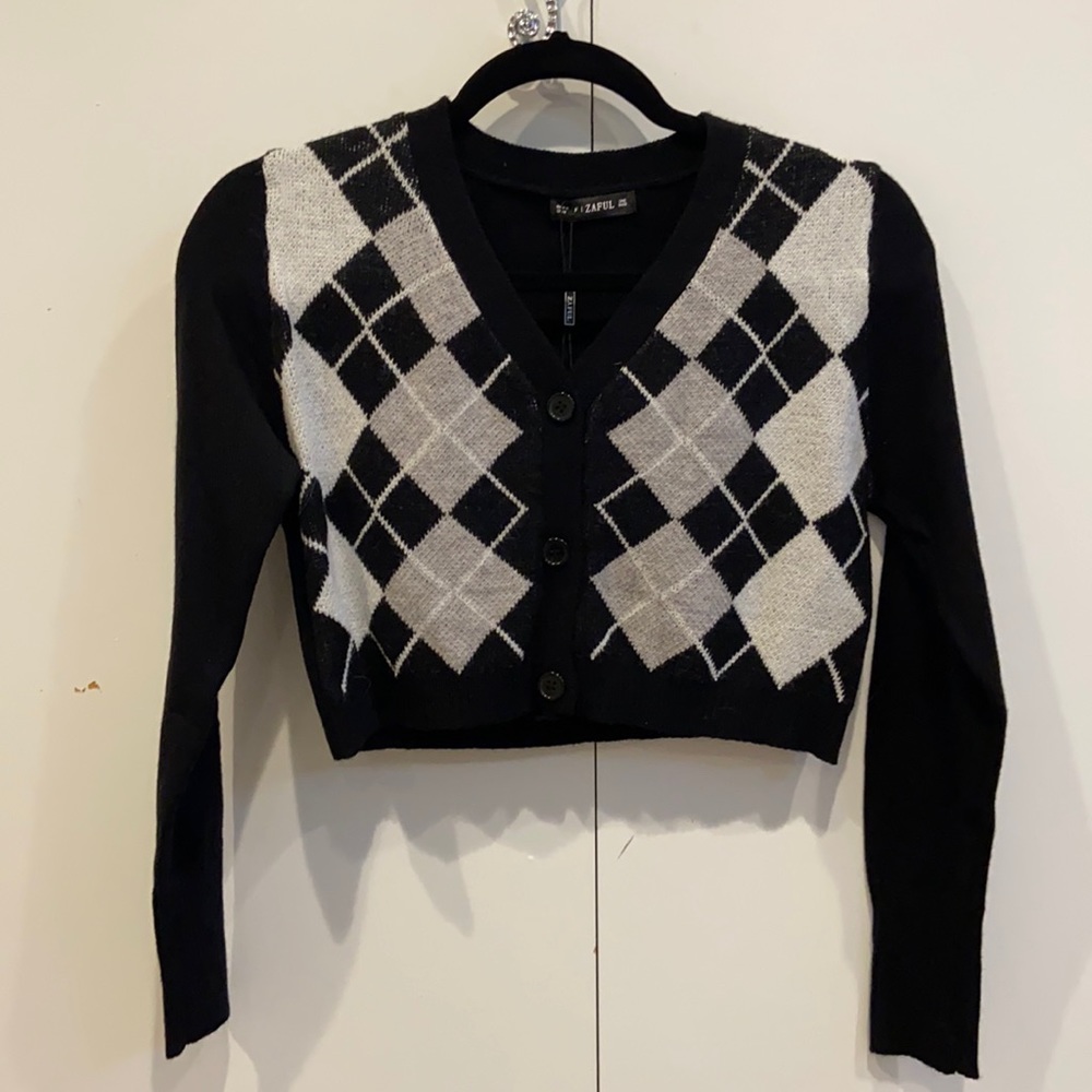 Long sleeve v-neck top.